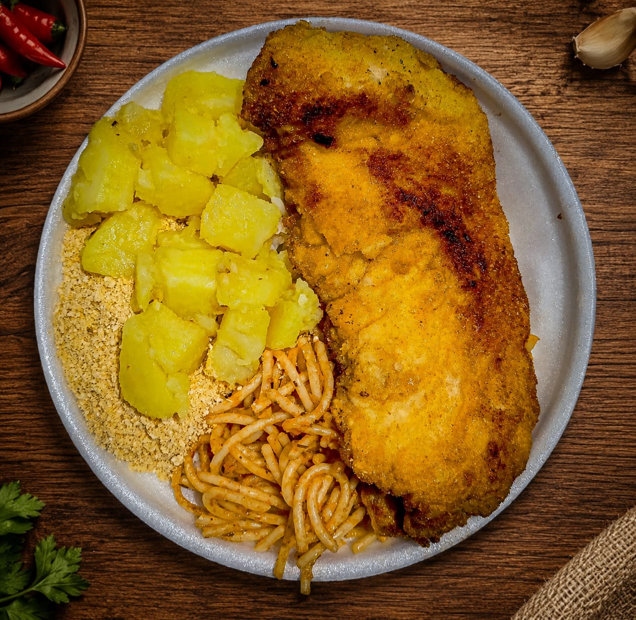 Marmita de frango à milanesa crocante com arroz e macarrão