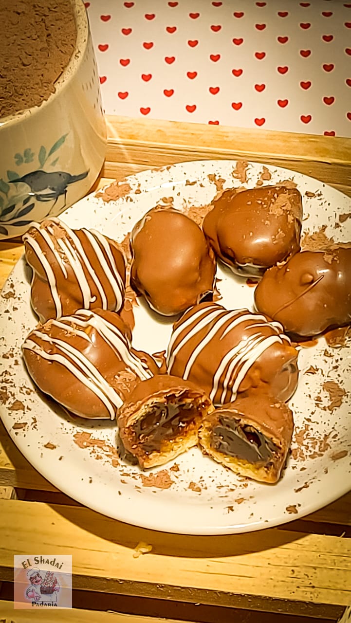Bandeja de carolinas recheadas de diversos sabores