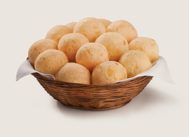 Pães de queijo artesanais dourados servidos ainda quentes