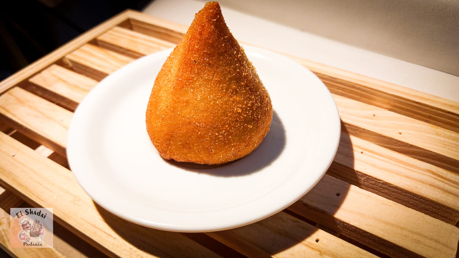 Coxinha de frango cortada mostrando o recheio com requeijão cremoso